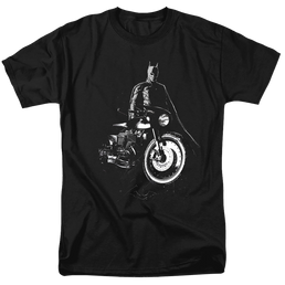 The Batman (2022) And His Motorcycle - Men's Regular Fit T-Shirt Men's Regular Fit T-Shirt Batman   